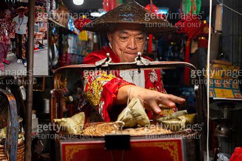  The Sticky Rice Seller Who Defies Tradition! A Glimpse into Thai Folklore Through a Humble Vendor